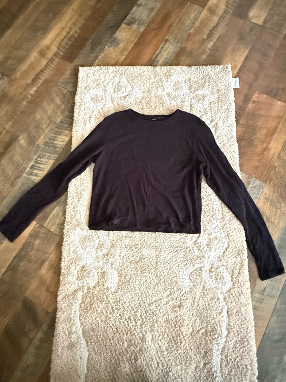 Kids size L (10-12) Black Long-Sleeve Cropped Tee